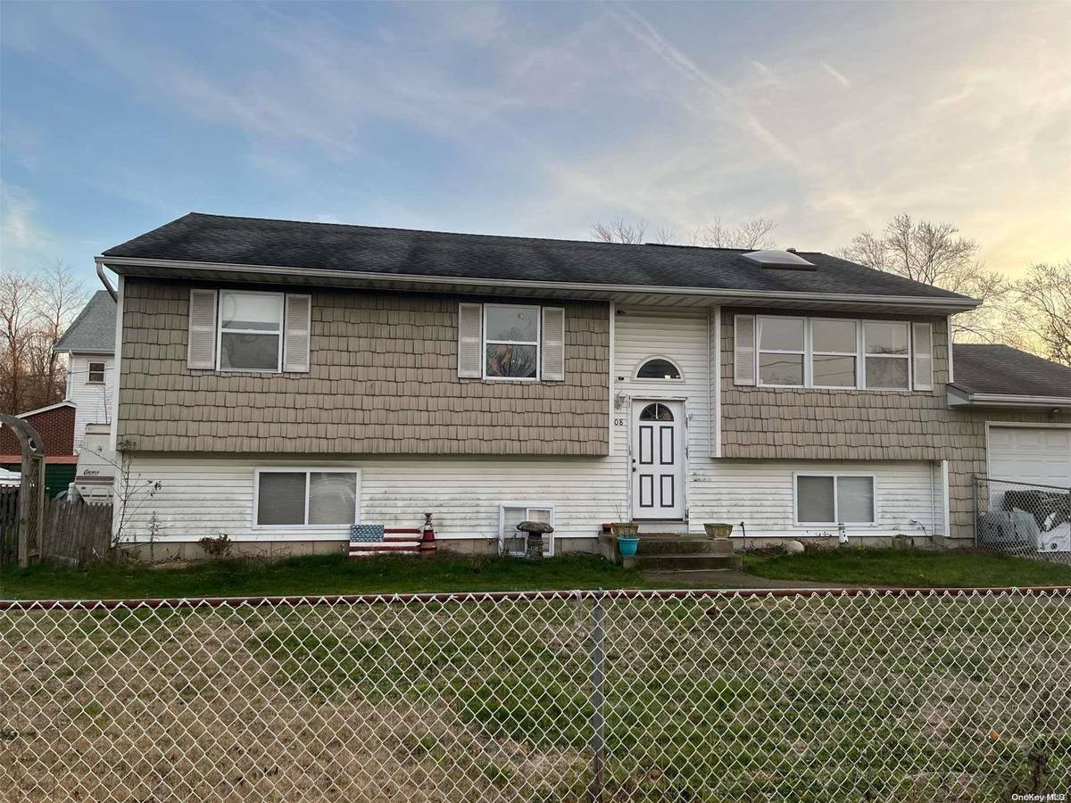 308 Daly PL, Copiague, NY 11726