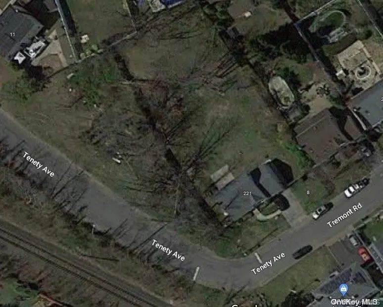 Tenety AVE, Lindenhurst, NY 11757