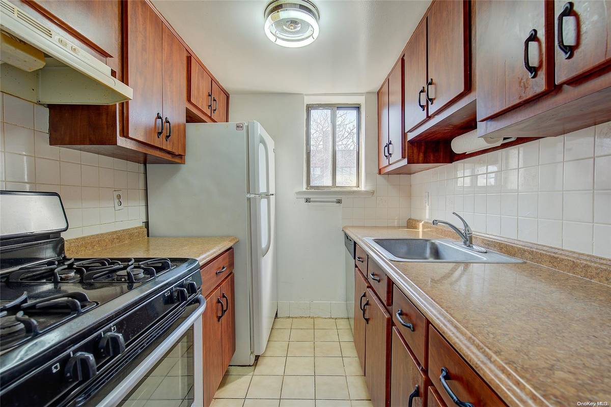 180-16 Wexford TER #5D, Jamaica Estates, NY 11432