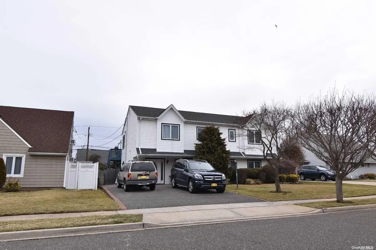 86 Weaving LN, Wantagh, NY 11793