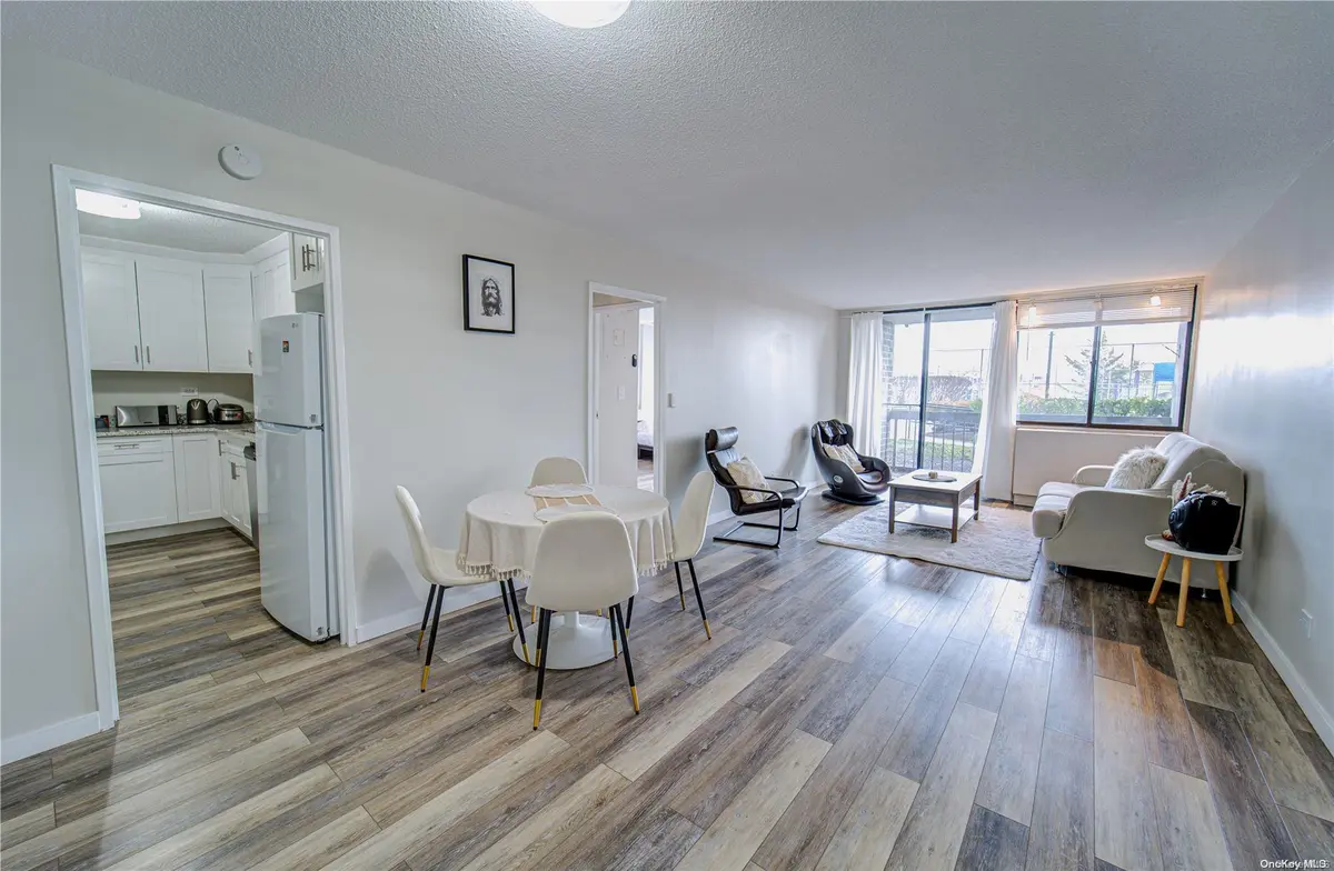 2 Bay Club DR #1Z2, Bayside, NY 11360