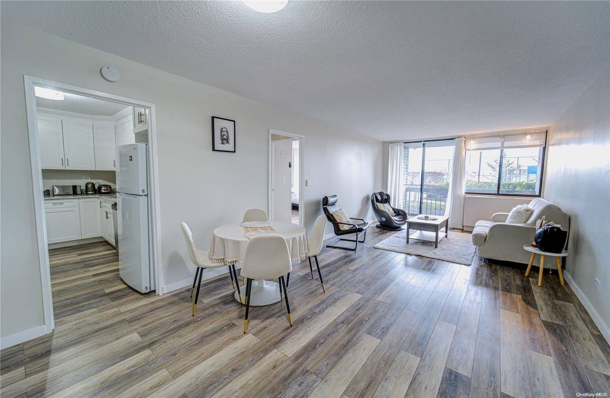 2 Bay Club DR #1Z2, Bayside, NY 11360