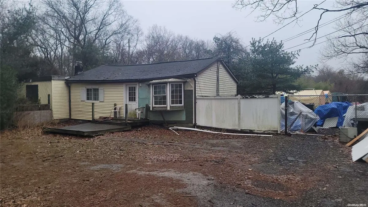 222 Country RD, Medford, NY 11763