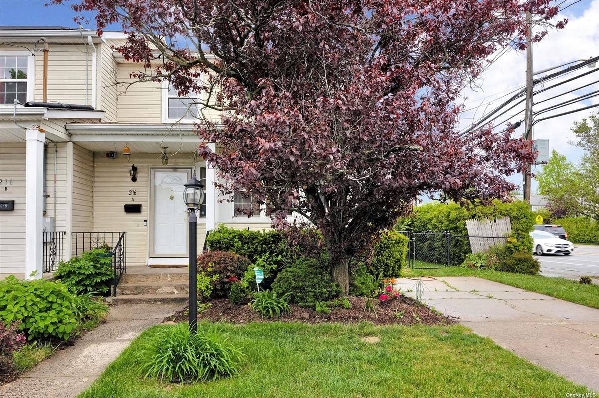 216 Swalm ST #A, Westbury, NY 11590