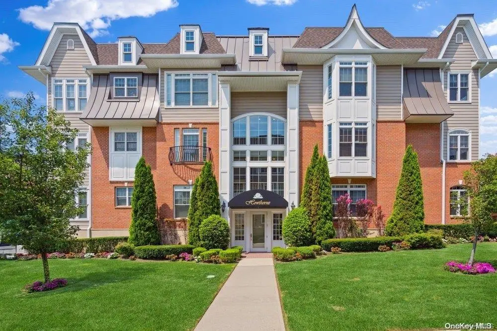 30 Shady LN #30-301, Westbury, NY 11590