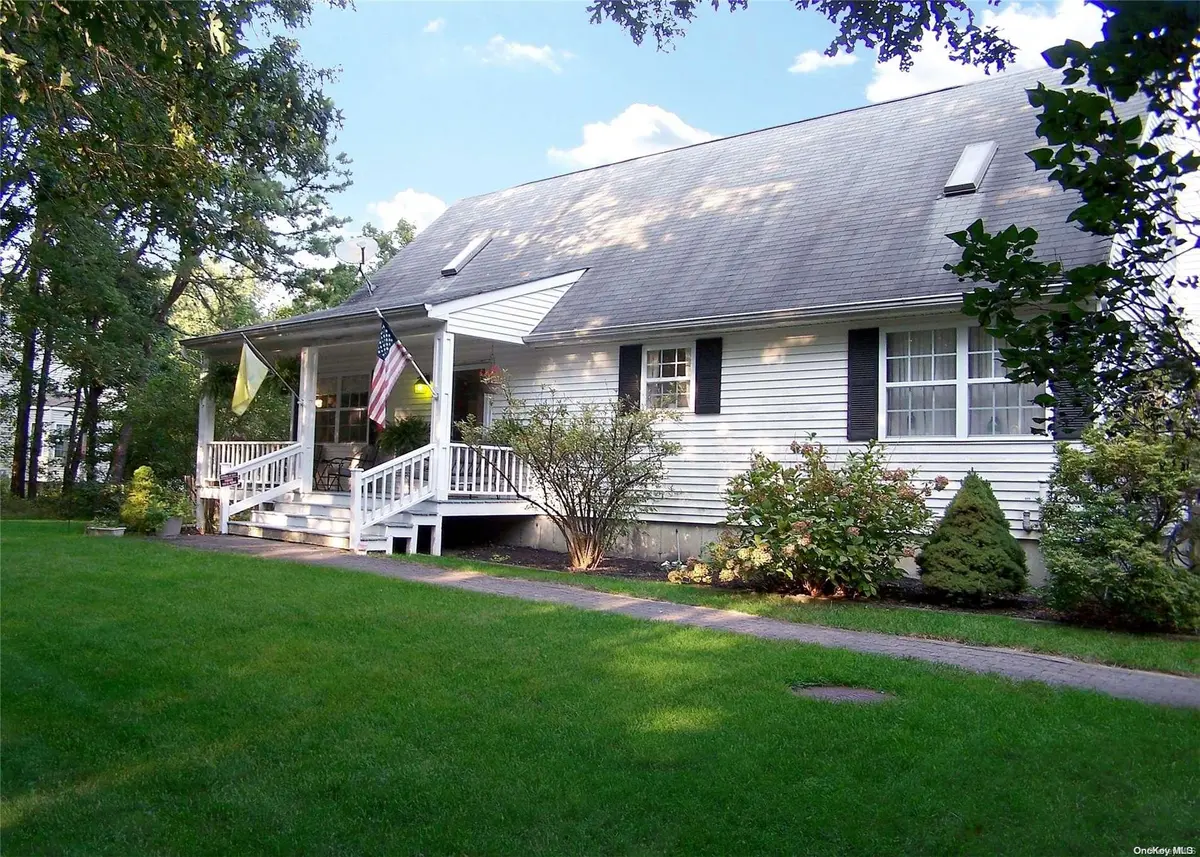 211 Halsey Manor RD, Manorville, NY 11949