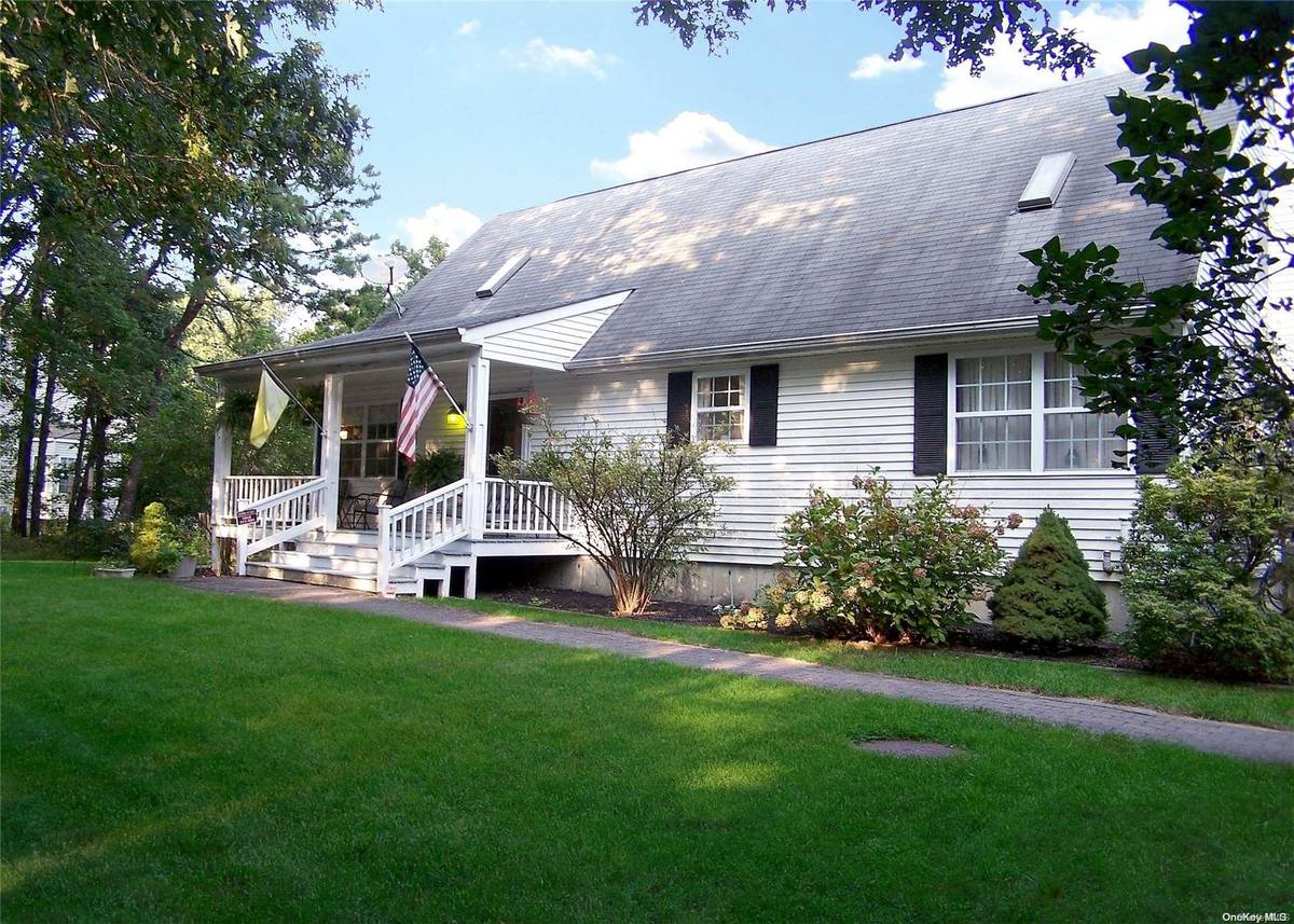 211 Halsey Manor RD, Manorville, NY 11949