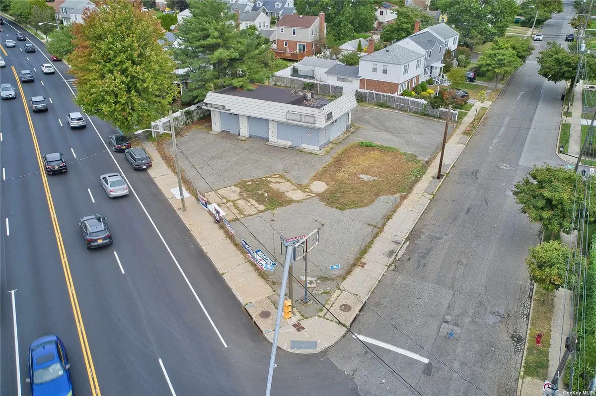 400 Herricks RD, Mineola, NY 11501