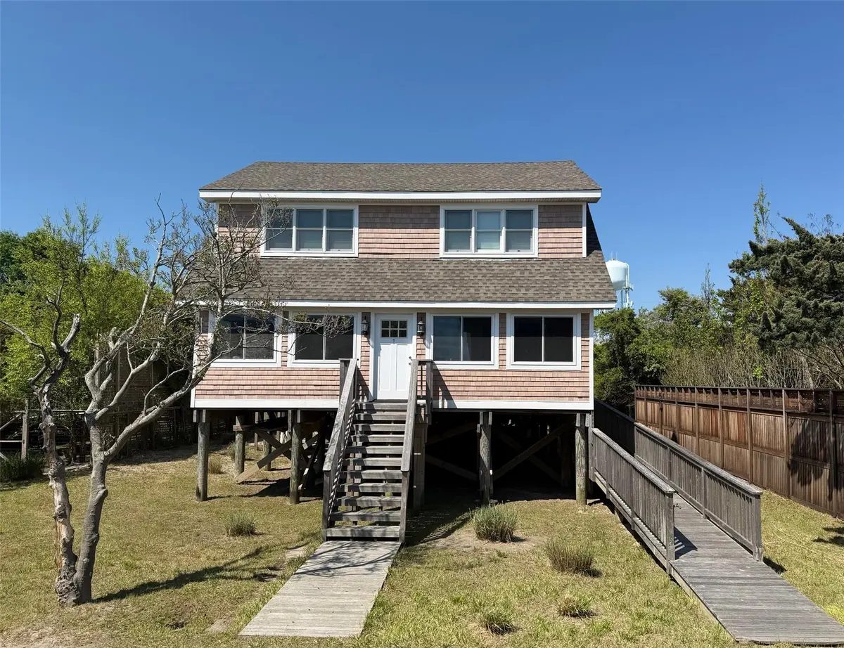 7 Crescent WALK, Seaview, NY 11770