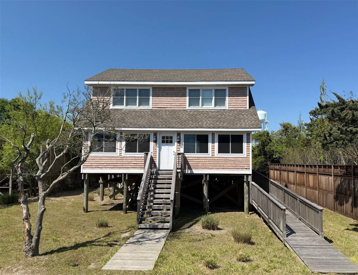 7 Crescent WALK, Seaview, NY 11770