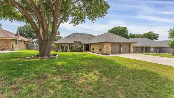 1946 Palace DR, New Braunfels, TX 78130