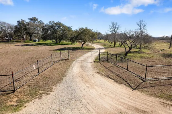 450 Pasture RD,  Luling,  TX 78648