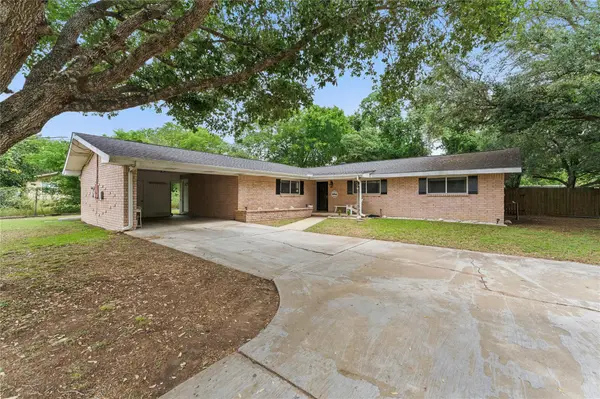 206 Live Oak ST, Gonzales, TX 78629