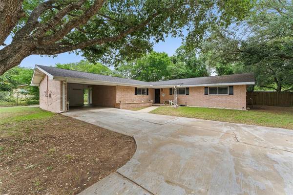 206 Live Oak ST, Gonzales, TX 78629