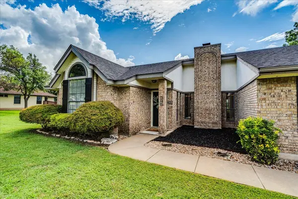 206 Live Oak DR, Mountain City, TX 78610