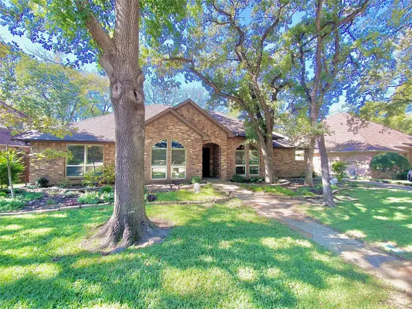 5702 Royal Club DR,  Arlington,  TX 76017