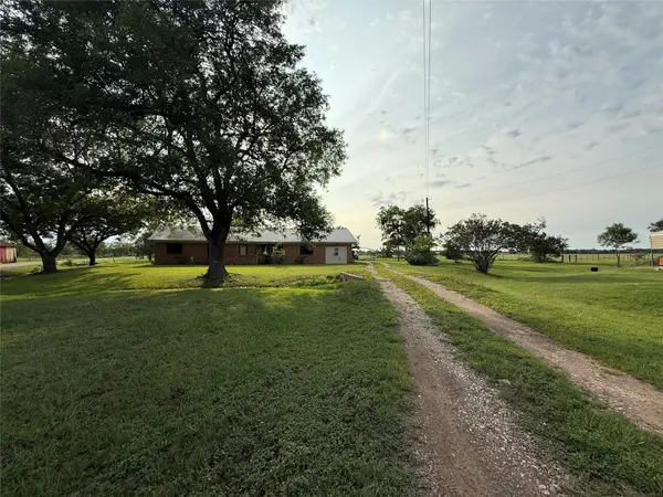 429 Camelback RD, La Grange, TX 78945