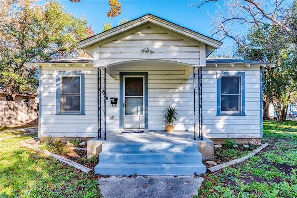 828 E Humphreys ST, Seguin, TX 78155
