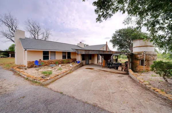 4598 State Highway 173 N,  Devine,  TX 78016