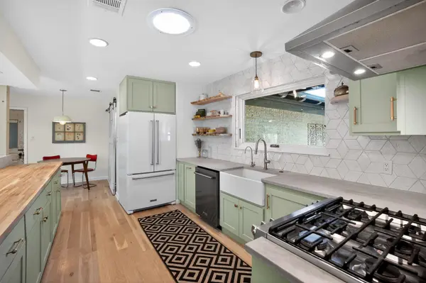 2104 Four Oaks LN, Austin, TX 78704