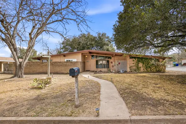 1604 Gardien ST,  Gonzales,  TX 78629