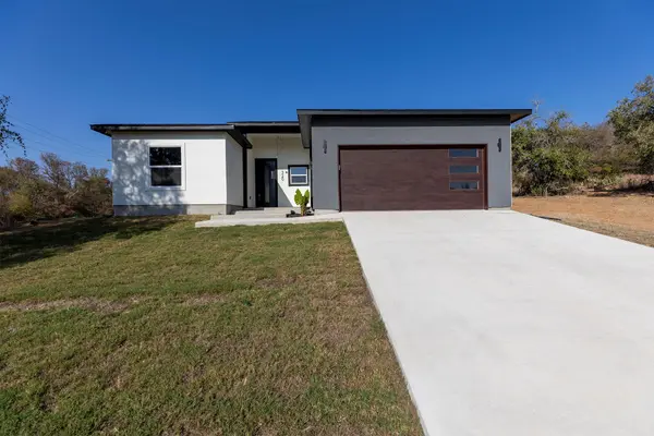 320 Kahana LN, Bastrop, TX 78602