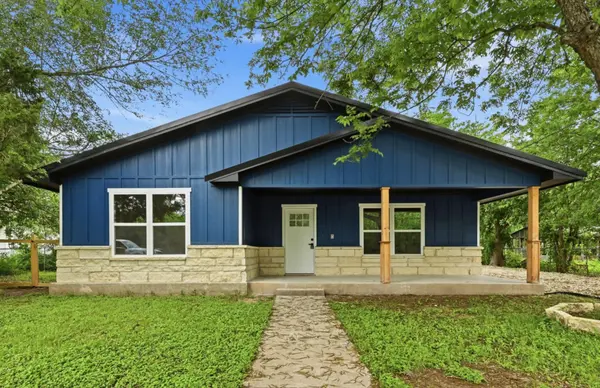 827 Clearfork ST,  Lockhart,  TX 78644