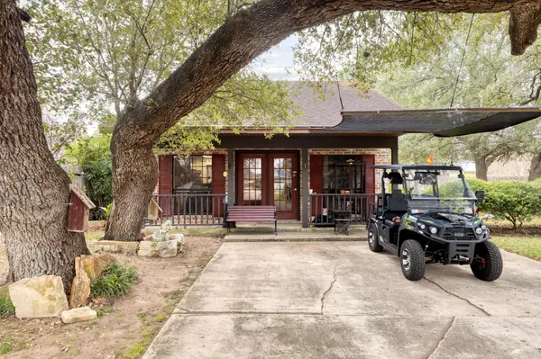 518 W Prairie Lea ST, Lockhart, TX 78644