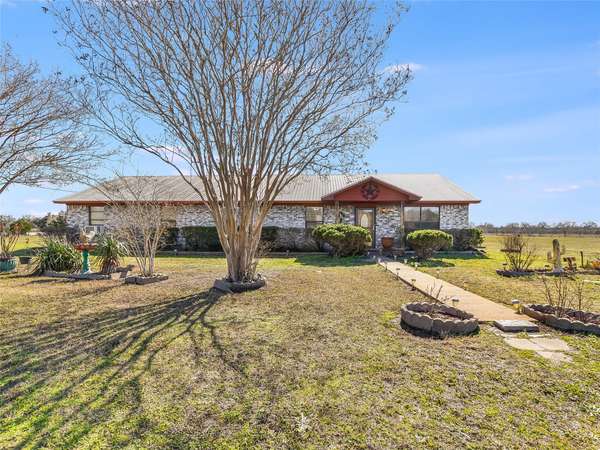155 Stolle LN, Flatonia, TX 78941