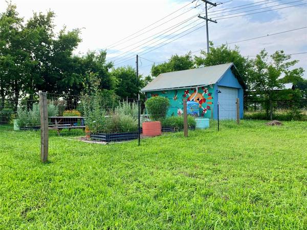 1411 S Commerce ST, Lockhart, TX 78644