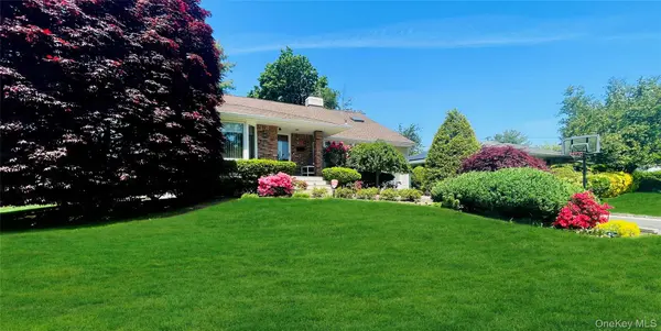 53 Hightop LN, Jericho, NY 11753