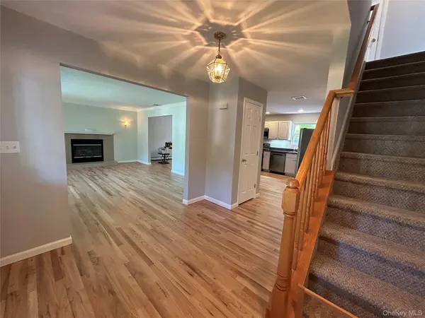 27 Sunburst DR, Rocky Point, NY 11778