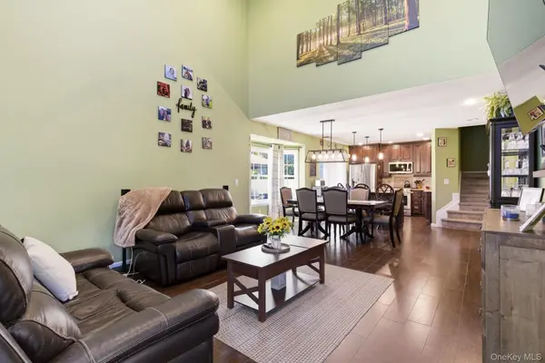 1 Robert LN, Middle Island, NY 11953