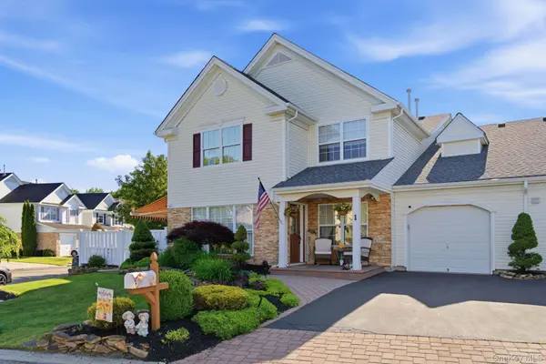 1 Robert LN, Middle Island, NY 11953