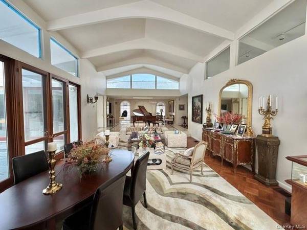 247 Barrett RD, Lawrence, NY 11559
