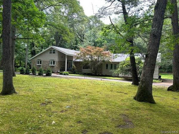 3 Fox LN, Locust Valley, NY 11560