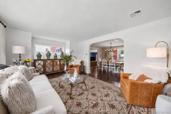 312 Riverside DR, Riverhead, NY 11901