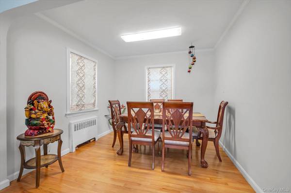 276 85th AVE, Floral Park, NY 11001