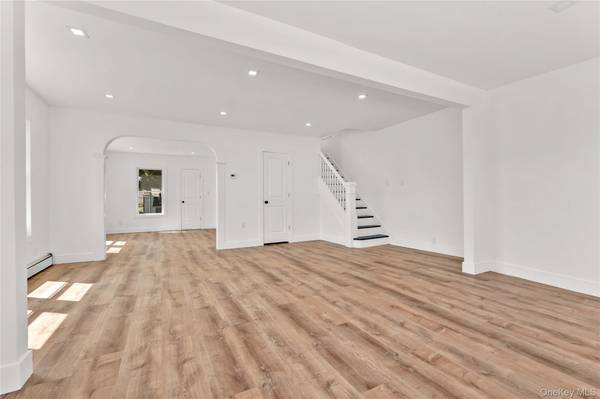 42 Satterie AVE, Valley Stream, NY 11580