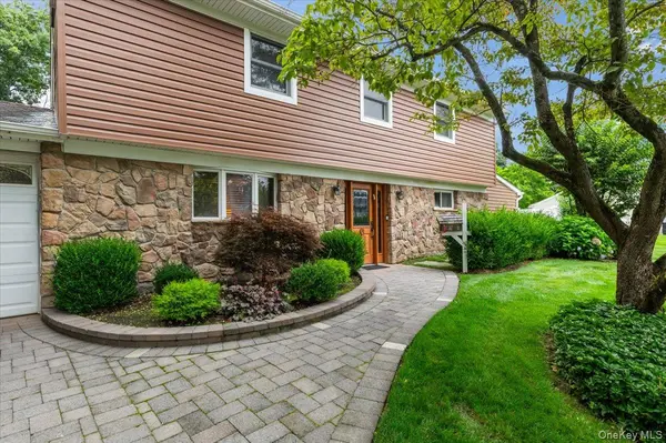 9 Donald DR, Old Bethpage, NY 11804