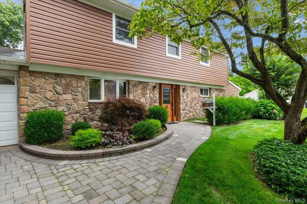 9 Donald DR, Old Bethpage, NY 11804