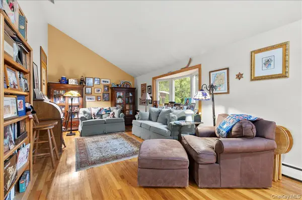 9 Donald DR, Old Bethpage, NY 11804