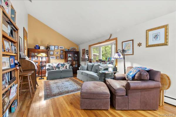 9 Donald DR, Old Bethpage, NY 11804
