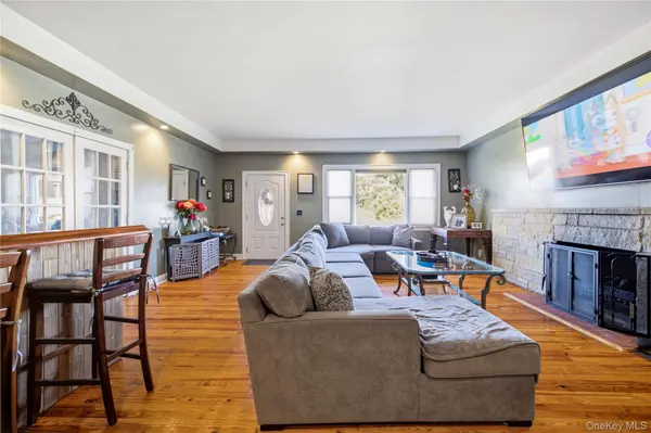 619 S 6th ST, Lindenhurst, NY 11757