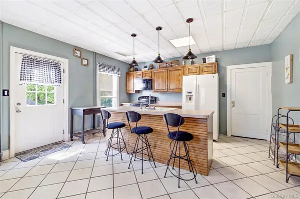 619 S 6th ST, Lindenhurst, NY 11757