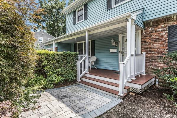 8 Lenmore DR, Old Bethpage, NY 11804