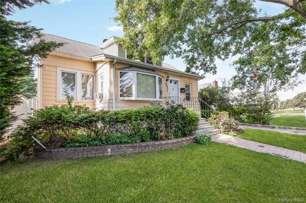 442 Cedar ST, Uniondale, NY 11553