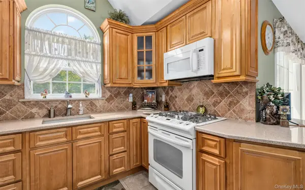 110 Joseph LN, Dix Hills, NY 11746