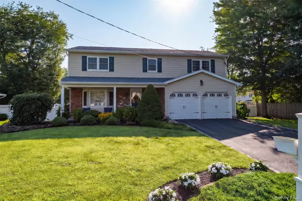 165 Pepperidge RD, Oakdale, NY 11769