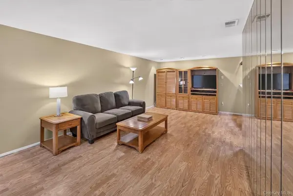 278 Brettonwoods DR #278, Coram, NY 11727